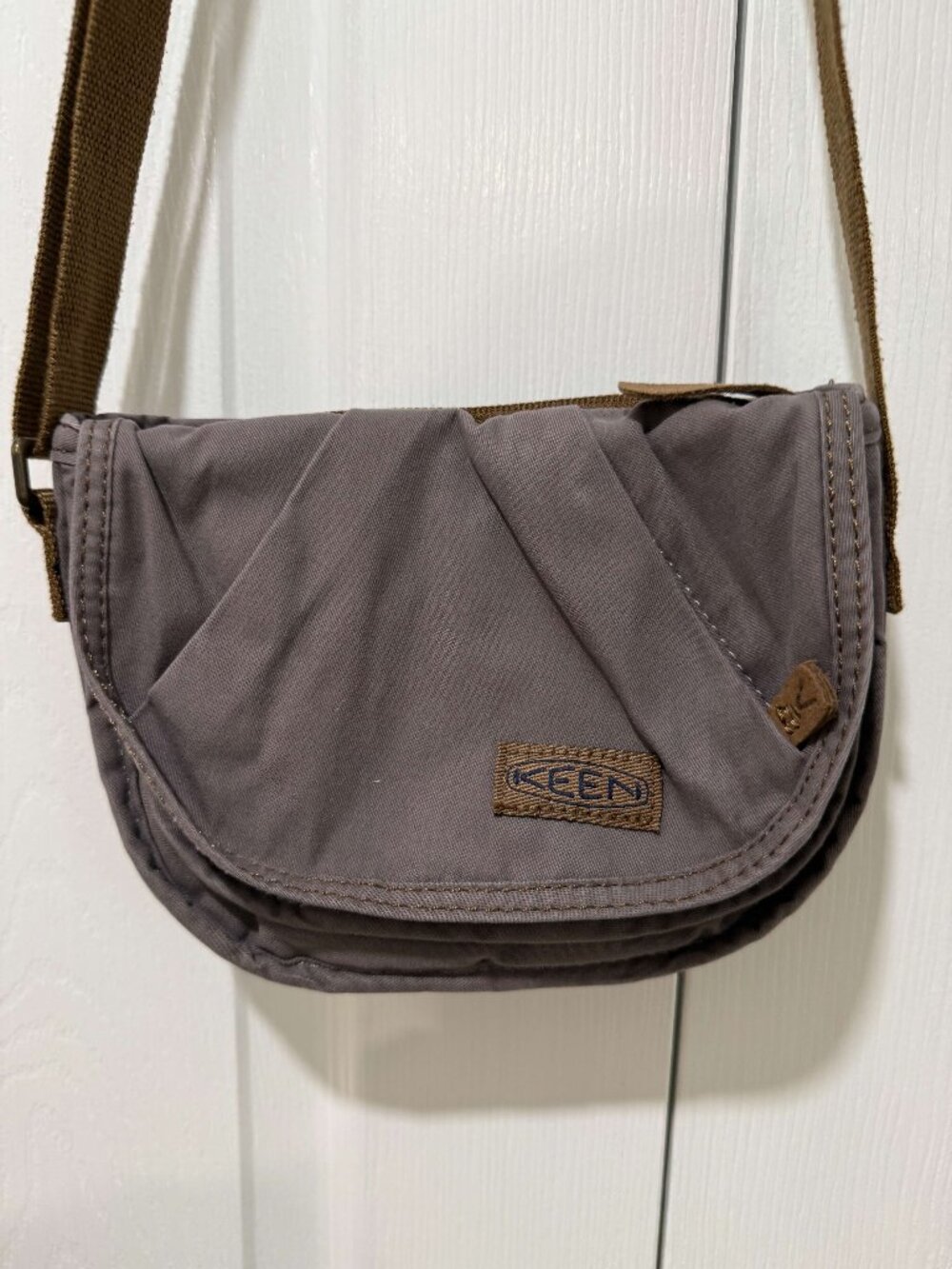 Keen Crossbody Bag Purse Hybrid Transport with magnetic closure flap Color Grey